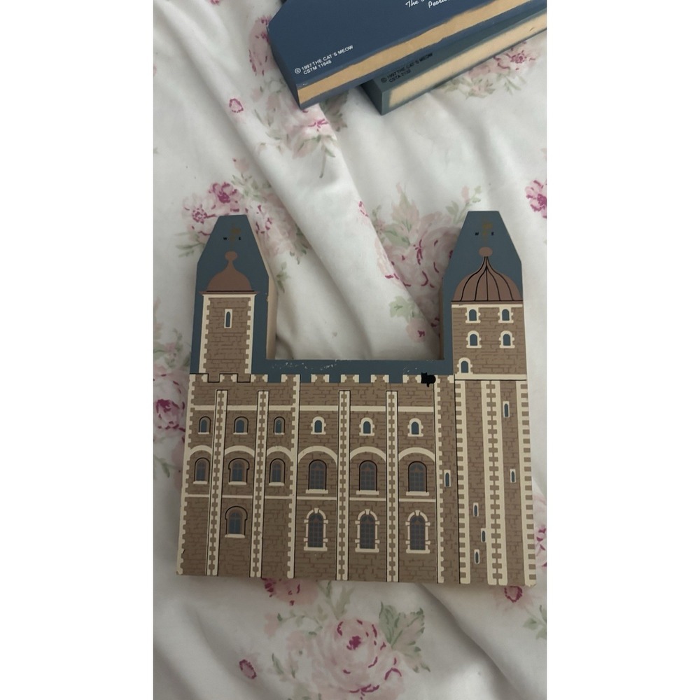 Vintage 1995 The Cats Meow  Tower of London Cat's England Series Wooden Shelf